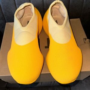 Yellow yeezy knit runner size 8